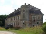 deutschland Dieses Bild zeigt das Tornower Gutshaus (Landkreis Uckermark). Im Jahre 1772 errichte die Familie von Holtzendorff das Gutshaus im schlichten Barockstil mit sieben Achsen, Mansarddach und einem dreiachsigen Mittelrisalit. Von 1842 - 1945 war das Gut Tornow im Besitz der Familien Lindenberg und Schultz. Familie Schultz wurde nach 1945 enteignet. In der Folgezeit diente das Schloss Fl�chtlingen als Unterkunft. Die dazu erfolgten baulichen Ver�nderungen wurden mittlerweile wieder entfernt. Zu DDR-Zeiten wurde das Schloss kommunal genutzt, hier befanden sich u.a. der Kindergarten, die Arztpraxis und Wohnungen. Seit 1993 steht das Geb�ude unter Denkmalschutz, seit 1997 befindet sich das Schloss in privater Hand.
