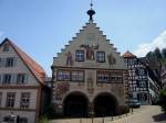 deutschland Schiltach im Schwarzwald,
das Rathaus mit Staffelgiebel stammt von 1593,
steht wie der ganze historische Marktplatz unter Denkmalschutz,
Juli 2010