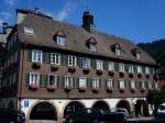 deutschland Alpirsbach im Schwarzwald,
das Rathaus wurde 1566 erbaut, unter den Arkaden wurde fr�her Markt abgehalten,
Juli 2010