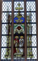 Deutschland Das mittlere Glasfenster des Chorhauptes zeigt die Namenspatronen S. Paulus und S. Petrus des (sogen.) Dom Bardowick; 24.08.2010
