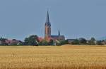 Deutschland Blick vom Westen �ber ein Kornfeld auf die Kirche von Odendorf (Rhein-Sieg-Kreis) - 27.07.2010