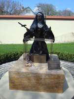 deutschland Altshausen in Oberschwaben,
'Heilige Therese von Lisieux', ein Kunstwerk von Diane Herzogin von W�rttemberg, steht im Innenhof ihres Schlo�es,
April 2010  