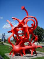 deutschland Gaggenau im Schwarzwald,
das Kunstwerk 'Red Loops for Rotenfels' steht vor dem Unimog-Museum,
Eisen geschwei�t von Eberhardt Eckerle,
Aug.2010