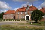 Das Torhaus von Gut Ludwigsburg geht auf das 16. Jahrhundert ...