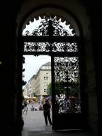 Blick nach drau�en durch das Portal des Rathauses Hamburg; 20.08.2010
 ...