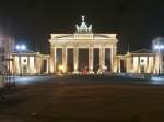 Eine n�chtliche Ansicht des Brandenburger Tors mit der Siegess�ule auf ...
