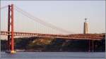 Die Cristo Rei Statue in Almada blickt �ber den Tejo ...