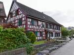 T�gerwilen TG, Bachstrasse 1. Ehemalige Gastst�tte und Schumacherwerkstatt, heute Mehrfamilienhaus-Nutzung. Erscheinungsbild von Mitte des 18. Jahrhunderts (13.05.2012)