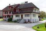 T�gerwilen TG: Geb�ude des ehem. Gutsbetriebes des Schlosses Castell. Das �ltere Geb�ude links ist ein Riegelbau aus der 1. H�lfte des 19. Jahrhundert. Das Geb�ude rechts wurde 1934 als Verwaltergeb�ude in Massivbauweise und mit grossem Mansarddach a ...