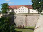 erfurt Denkmal f�r den unbekannten Wehrmachtsdeserteur vor der Bastion Philipp. Hier wurden im zweiten Weltkrieg Deserteure erschossen. Das Denkmal f�hrte, als es 1995 errichtet wurde, zu kontroversen Diskussionen, da Desertation von vielen als unehrenhaft und feige empfunden wird. Auch heute sind viele Bundeswehr-Kasernen noch nach 'Helden' aus der Nazizeit benannt - ein solches Denken ist also scheinbar nicht auf Ewiggestrige beschr�nkt. 17.6.2007