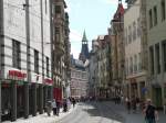 erfurt Die Fu�g�ngerzone in Erfurt ist stets gut besucht. Hier kauft man gerne ein. 17.6.2007