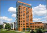 Dusseldorf Im Jahr 2003 wurde in unmittelbarer Nachbarschaft zum Landtag und dem Rheinturm in D�sseldorf die 'Wohnresidenz Portobello' (Architekten D�ring, Dahmen, Joeressen) fertiggestellt. In dem markanten, �ber 60 Meter hohen Hochhaus in der Mitte des Bildes sowie in dem hellen linken Geb�udefl�gel befinden sich Eigentumswohnungen, in dem rechten Fl�gel mit der gleichen Fassadengestaltung wie das Wohnhochaus dagegen B�ros. Die Aufnahme stammt vom 17.06.2007.  