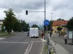Radwege W�hrend in Boulevardmedien und Autofahrerkreisen das Verhalten von Radfahrern gerne �berzogen negativ dargestellt wird, g�nnt sich manch motorisierter Teilnehmer auch gern mal eine Regel�bertretung. Hier musste ein Radfahrer auf die 'gef�hrliche' Fahrbahn ausweichen. Andernorts traut sich (leider) kaum ein Radfahrer das Verlassen der Radwege, die h�ufig gar nicht benutzt werden m�ssen. Allzu oft werden sie angehupt, angeschrien oder nah �berholt. M�ggelheimer Stra�e, Berlin K�penick 23.6.2007