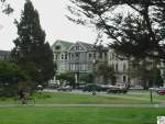San Francisco Allerortens findet man victorianische H�user, wie hier in der n�he des Golden Gate Parkes.
Die Aufnahme entstand am 26. Juli 2006 aus den fahrenden Bus. Daher bitte ich die schlechte Qualit�t zu entschuldigen.
