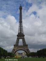paris Eifel Turm von der Nordwestseite (Parc du Champs du Mars) her am 6.7.05 fotografiert.