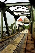 deutschland Br�cke �ber die Schlei bei Lindaunis (Juni 1999). Es handelt sich um eine Eisenbahn- und Stra�enbr�cke. Wer wann die Br�cke in welcher Richtung befahren darf, wird durch Schranken und Ampeln geregelt.