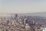 San Francisco Blick auf den Financal District von San Francisco. Hinten Rechts ist die Oakland Bay Bridge zu erkennen, wogegen die Golden Gate Bridge links im Nebel verschwunden ist. Die Aufnahme entstand von den Twin Peaks aus am 06. September 2002.