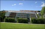 stuttgart Zur Internationalen Gartenausstellung IGA `93 entstand auch die Ausstellung 'wohnen 2000' mit experimentellen Wohnh�usern. Das Bild zeigt die aus drei Einheiten bestehende Reihenhausanlage des B�ros HHS Planer + Architekten BDA aus Kassel. Ein gro�es Glasdach mit Solaranlagen verbindet die drei H�user. Darunter liegen wintergarten�hnliche Wohnr�ume. �ber die Wohnqualti�t in diesem 'Gew�chshaus' kann ich keine Angaben machen. 24.6.2007 (Matthias)