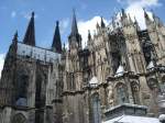 Koln GEN HIMMEL: Imposant zeigt der Dom zu K�ln in den blauen Himmel, von S�dosten gesehen. Am Hauptschiff dieses gigantischen gotischen Bauwerks sieht man besonders gut das Strebewerk, worauf die Last des Daches verteilt wird. So ist es hochwichtig f�r die Stabilit�t des Geb�udes, um die himmelsgerichtete Bauweise zu tragen.    
31. DEKT; 6.06.2007 