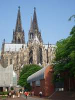 Koln Morgenstund hat Gold im Mund: Der Dom zu K�ln in 'bestem Licht' vom Vorplatz zur Hohenzollernbr�cke und dem Rhein aus gesehen.      31. DEKT; 7.06.2007