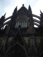 Koln Der K�lner Dom aus der Frosch-(oder in diesem Falle eher 'MENSCH'-) Perspektive. Links und rechts sieht man das Strebewerk, welches f�r himmelgerichtete gotische Bauwerke sehr wichtig und auch versch�nernd ist.    7.06.2007