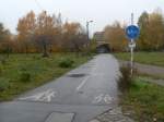 Radwege Genug gemeckert. Es gibt auch positive Radverkehrsanlagen, wie z.B. hier die Unterf�hrung der S-Bahn nahe der Wollankstra�e. W�hrend Kraftfahrzeuge die Wilhelm-Kuhr-Stra�e hier nicht weiter benutzen d�rfen, ist Radfahrern dies erlaubt. W�rde man hier, wie an vielen Stellen �blich, das Radfahren verbieten, erg�ben sich f�r Radfahrer gro�e Umwege entlang an Hauptstra�en mit mehreren Kreuzungen. Solche Nischenl�sungen, die weite Umwege ersparen und ausnahmsweise das Radfahren erm�glichen sind f�r einen attraktiven, reibungslosen Radverkehr absolut notwendig. 2.11.2007