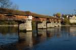 bad-sackingen Holzbr�cke - Es gibt auch im November noch sch�ne Tage. Im milden Nachmittagslicht bekommen die Farben der alten Rheinbr�cke einen warmen Ton. 3.11.2007