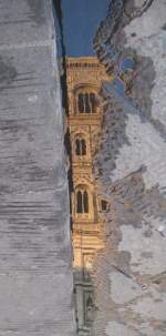 Florenz Zwischen B�rgersteig und Strasse im Rinnstein:
Spiegelbild des Campanile des Domes.
(14.11.2007)