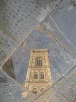 Florenz Regen am Morgen, ein bisschen Sonne am Nachmittag und eine Pf�tze - beste Voraussetzungen f�r ein Bild , dass aus dem Rahmen f�llt.
Als wir so von Pf�tze zu Pf�tze nach Spiegelbilder suchten wurden wir von etlichen Touristen schr�g angeschaut, l�sten dabei aber eine Nachamermanie aus.
14. Nov. 2007