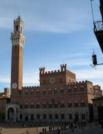 Siena Der Palzzo Pubblico mit dem Wahrzeichen von Siena dem Torre del Mangia.( 13.11.2007)