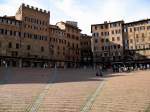 Siena Die Geb�ude von Siena wurden meist aus rotem Backstein erbaut.  Teilansicht des Piazza del Campo. 
(13.11.2007)