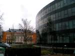 ried-im-innkreis 'Kontraste' Die Glasfront des neuen Marktplatzcenters gegen die  ehrw�rdige Jahnturnhalle; 071125 