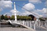Bremen Die geschwungene Fu�g�ngerbr�cke �ber die Hafenzufahrt zum Vegesacker Hafen kann hoch geklappt werden. Aufnahmedatum: 12.08.2007.