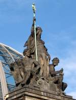 deutschland Hauptbahnhof Dresden, �ber dem Haupteingang Figurengruppe Saxonia vor der neuen Kuppel; 30.11.2007
