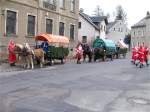 Landkreis Stollberg Burkhardtsdorfer Tradition. Der Umzug der Weihnachtsm�nner mit Einkehr an jedem Gl�hweinstand, 02.12.07