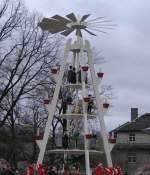 Landkreis Stollberg Sch�n ist unsere Pyramide nicht gerade, aber die Tradition die Pyramide von den Wichteln anschieben zu lassen ist daf�r umso sch�ner, Burkhardtsdorf 02.12.07
