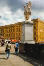 Stadtansichten Berlin, Sommer 1993: Br�cckenfigur und Stadtschlo� (Kulisse)