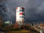 stuttgart Der Boschturm, ein ehemaliger Hochbunker, auf dem Stuttgarter Pragsattel. Diese Aufnahme habe ich am 8 Dez 07 mittags gemacht.
Die schwarze Wolke ist zum Gl�ck vorbei gezogen, hat mir allerdings einen tollen Hindergrund beschert.
