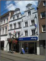 deutschland Einer der offenbar unvermeidlichen Handy-L�den in historischen Mauern, gesehen in der Innenstadt von Neuss am 03.08.2007.