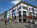 deutschland Die zentrale Fu�g�ngerzone von Neuss mit einem modernen Konsumtempel. Durch diese Stra�e f�hrt die Stra�enbahnlinie 709 der D�sseldorfer Rheinbahn, die eine direkte Anbindung an das D�sseldorfer Stadtzentrum mit der K� bietet. 2007 gab es eine B�rgerabstimmung zu der Frage, ob die Stra�enbahn aus der Fu�g�ngerzone herausgenommen werden soll. Dies fand jedoch keine Mehrheit. (03.08.2007)