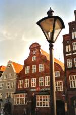 Luneburg Altstadt L�neburg, Backsteingiebelh�user und Laterne Altstadt, Fr�jahr 2003