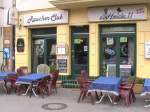 Verschiedenes Am 1.1.2008 wurde in Berlin und den meisten anderen Bundesl�ndern das Nichtraucherschutzgesetz eingef�hrt. Dieses verbietet das Rauchen in �ffentlichen R�umen, was auch Restaurants, Kneipen und Bars betrifft. Es darf einen Raucherraum geben, darin darf allerdings nicht bedient werden - das Nichtraucherschutz dient dem Schutz der Angestellten. In Berlin gibt es die Besonderheit, dass Bu�gelder erst ab 1.6.2008 f�llig werden. Das f�hrt dazu, dass einige Restaurants und die meisten Bars und Kneipen das Verbot bisher ignorieren. Insbesondere Kneipenwirte f�rchten um ihre Existenz, wenn sie das Verbot umsetzen m�ssen - k�rzlich gab es eine Demonstration gegen das Rauchverbot. Im Bild zu sehen der Raucher-Club Heide 11 an der Hasenheide in Berlin. Ob dieser Trick der Umgehung des Rauchverbotes haltbar ist, ist fragw�rdig. Langfristig werden sich die gesellschaftlichen Gepflogenheiten wohl den Gesetzen anpassen m�ssen, was f�r die einen eine Verschlechterung, f�r die anderen eine Verbesserung ist.