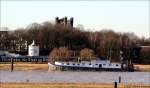 Duisburg Duisburg Alt-Homberg - Das Bunkerschiff 'Rheintank Homberg', im Hintergrund der Eisenbahnhebeturm (1856).