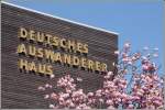 Deutschland Fr�hling in der Stadt. Kirschbl�ten vor dem Deutschen Auswandererhaus in Bremerhaven.