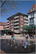 deutschland Endlich Fr�hling! Am sonnigen 03.05.2008 freuen sich die Kinder �ber die Wasserspiele in der B�rgermeister-Smidt-Stra�e in Bremerhaven.