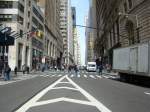New York Schwach der Blick zum Woolworth Building. Hier stehe ich gerade am Broadway. Aufgenommen am 08.04.08
