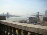 New York Blick von der Manhattan Bridge zur Brooklyn Bridge. Unten sieht man noch leicht ein Baseball Spielfeld. Aufgenommen am 09.04.08