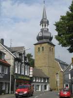 Deutschland Wuppertal-Cronenberg: Reformierte Kirche von 1771
Die Reformierte Kirche ist eine bergische Predigtkirche, nach dem Vorbild der Alten Reformierten Kirche von 1690 in Elberfeld: Die Kirche ist mit dreiseitig umlaufenden Emporen ausgestattet, um m�glichst viele Gottesdienstbesucher unterzubringen. Von au�en sieht man R�ckw�nde der Seitenemporen hinter den gro�en Fenstern. Die 'Prinzipalst�cke' sind senkrecht �bereinander angeordnet: Der Abendmahlstisch steht auf dem Fu�boden, dar�ber auf einer S�ule die Kanzel, und der Organist mu� noch ein Stockwerk h�her hinaufsteigen zur Orgel, deren Geh�use bis zur Saaldecke reicht. Bei der Innenausstattung wurde die Kanzel exakt so platziert, dass der Prediger von s�mtlichen Pl�tzen aus zu sehen ist (und dieser von der Kanzel aus alle Gemeindeglieder im Blick hat, es sei denn, es versteckt sich jemand hinter einer Emporens�ule). Bei anderen Bergischen Predigtkirchen wie in Radevormwald ist der ganze Aufbau in einem einheitlichen Stil gehalten.

Die Cronenberger Kirche wurde dagegen in mehreren Anl�ufen ausgestattet: Sie erhielt 1771 die pr�chtige sp�tbarocke Kanzel samt Schalldeckel und Bekr�nung. Zu dieser Zeit lehnte das Presbyterium (wie die reformierte Gemeinde in Elberfeld) eine Orgel ab mit dem Argument, die Gemeinde solle gef�lligst kr�ftig singen. Erst 1853 lie� man eine gebraucht erworbene Orgel einbauen, so dass die barocke Kanzel zwischen vier klassizistischen S�ulen eingezw�ngt erscheint. Die durchlaufende Balustrade der Empore stammt vom Beginn des 20. Jahrhunderts und erinnert an den Jugendstil, und somit herrscht im Inneren ein dekoratives Ensemble verschiedener Stile.