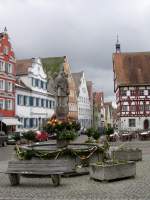 deutschland Marktplatz von Oettingen in Bayern mit festlich geschm�cktem Brunnen, Ostern 2008.