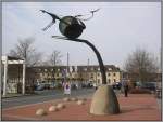deutschland In Nachbarschaft zum Bahnhof wurde Ende der 70er oder Anfang der 80er Jahre des letzten Jahrunderts eine neue Hauptpost in G�ttingen gebaut. Davor wurde dann dieses Kunstwerk aufgestellt. Was genau es darstellen soll weiss ich Kunstbanause gar nicht, aber im Gegensatz zu vielen in meiner Verwandtschaft fand ich es immer sehr sch�n. (26.03.2005)